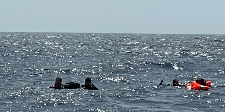 El SPEIS rescata a once personas tras el hundimiento de un catamarán frente a la isla de Tabarca