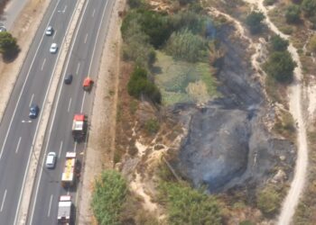 Controlado un incendio de vegetación que ha afectado al tráfico en la A-70 a la altura de Alicante 14 Controlado un incendio de vegetación que ha afectado al tráfico en la A-70 a la altura de Alicante