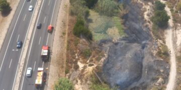 Controlado un incendio de vegetación que ha afectado al tráfico en la A-70 a la altura de Alicante