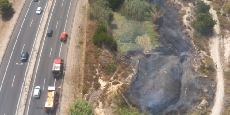 Controlado un incendio de vegetación que ha afectado al tráfico en la A-70 a la altura de Alicante 1 Controlado un incendio de vegetación que ha afectado al tráfico en la A-70 a la altura de Alicante