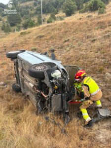 Un accidente de tráfico en la N-232 a su paso por Morella moviliza a los bomberos tras el vuelco de un vehículo 2 HNmo5IlXMAAAB7X