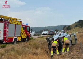 Un accidente de tráfico en la N-232 a su paso por Morella moviliza a los bomberos tras el vuelco de un vehículo