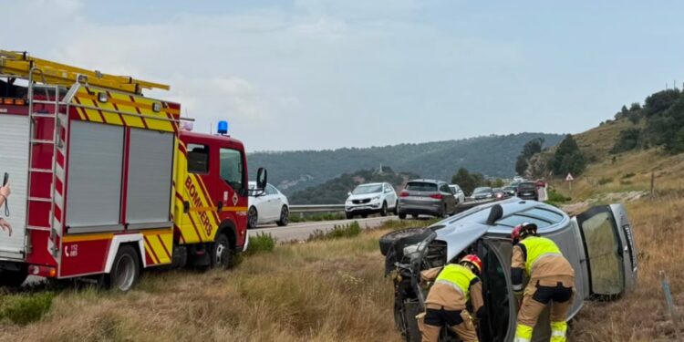 Un accidente de tráfico en la N-232 a su paso por Morella moviliza a los bomberos tras el vuelco de un vehículo 1 Un accidente de tráfico en la N-232 a su paso por Morella moviliza a los bomberos tras el vuelco de un vehículo