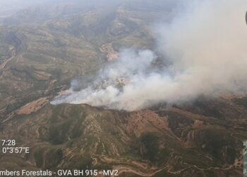 Declarado un incendio forestal en Catí que obliga a movilizar de urgencia a siete medios aéreos 16 Declarado un incendio forestal en Catí que obliga a movilizar de urgencia a siete medios aéreos
