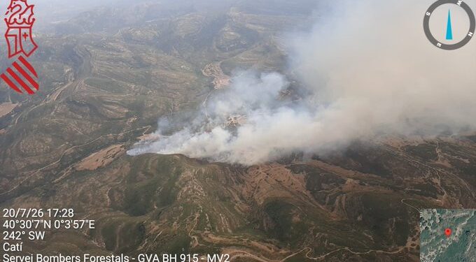 Declarado un incendio forestal en Catí que obliga a movilizar de urgencia a siete medios aéreos 1 Declarado un incendio forestal en Catí que obliga a movilizar de urgencia a siete medios aéreos