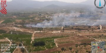 Controlado un incendio de vegetación en Benicolet tras una rápida intervención del dispositivo de emergencias