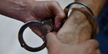 Detenido un bañista en la playa de la Patacona por agredir a varios agentes que intentaban identificarlo