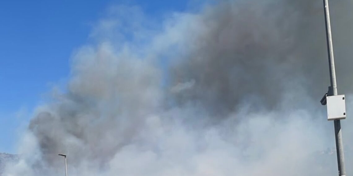 Despliegue masivo en La Vall d'Uixó para controlar un incendio en zona de interfaz urbano-forestal 1 Despliegue masivo en La Vall d'Uixó para controlar un incendio en zona de interfaz urbano-forestal