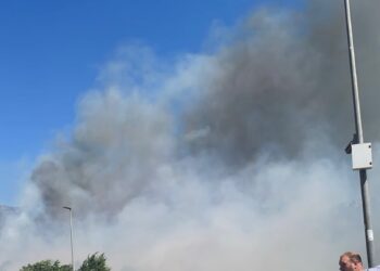 Despliegue masivo en La Vall d'Uixó para controlar un incendio en zona de interfaz urbano-forestal