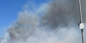 Despliegue masivo en La Vall d'Uixó para controlar un incendio en zona de interfaz urbano-forestal