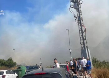 Dos incendios casi simultáneos sobresaltan la Vall d'Uixó 18 Dos incendios casi simultáneos sobresaltan la Vall d'Uixó
