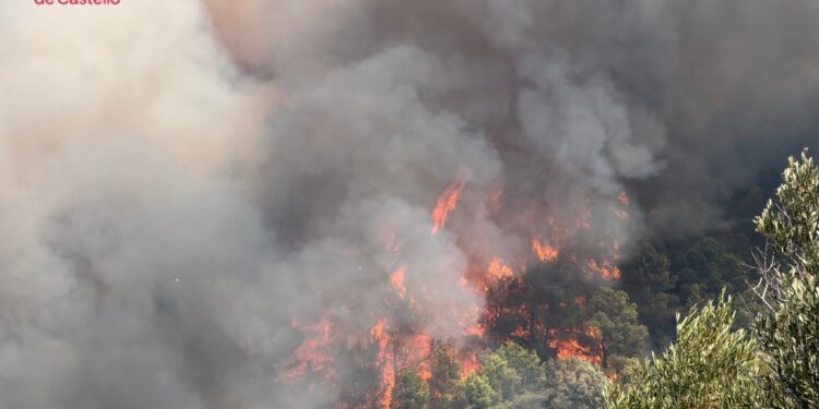 El incendio se complica en la Vall d'Uixó: activada la Situación 2 y movilizada la UME