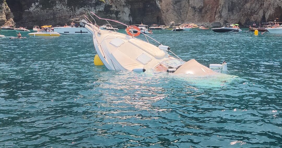 Rescatadas de urgencia seis personas tras el hundimiento de su motora en la cala del Portichol de Jávea