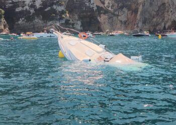 Rescatadas de urgencia seis personas tras el hundimiento de su motora en la cala del Portichol de Jávea 14 Rescatadas de urgencia seis personas tras el hundimiento de su motora en la cala del Portichol de Jávea