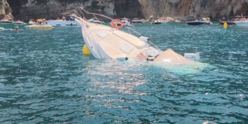 Rescatadas de urgencia seis personas tras el hundimiento de su motora en la cala del Portichol de Jávea