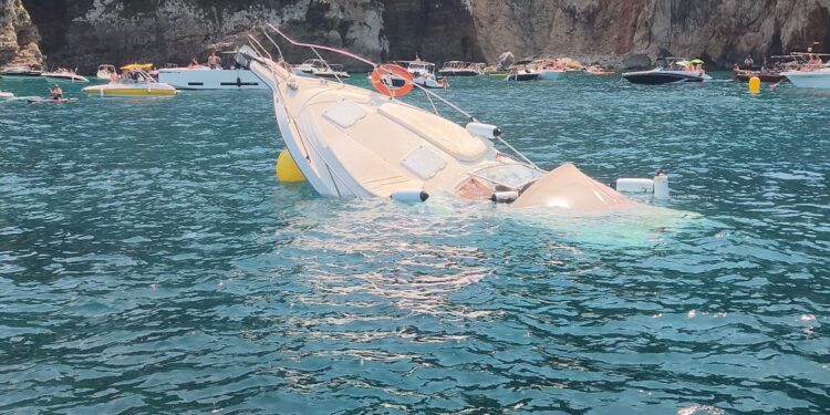 Rescatadas de urgencia seis personas tras el hundimiento de su motora en la cala del Portichol de Jávea 1 Rescatadas de urgencia seis personas tras el hundimiento de su motora en la cala del Portichol de Jávea