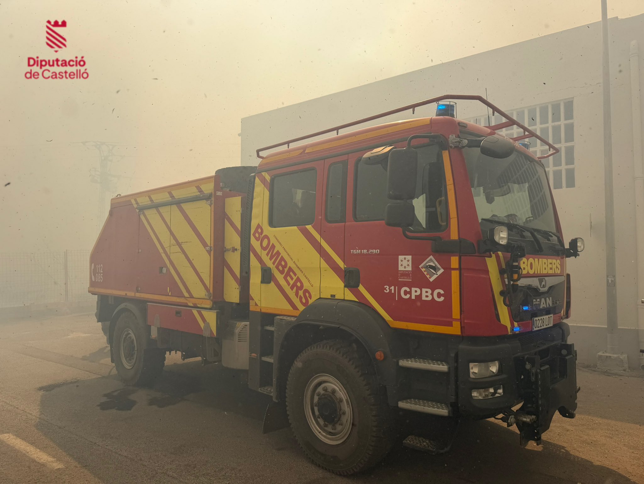 Los bomberos luchan para que el #IFVallDUixo no entre al casco urbano de la Vilavella 4 HOFYB80WcAAaMpy