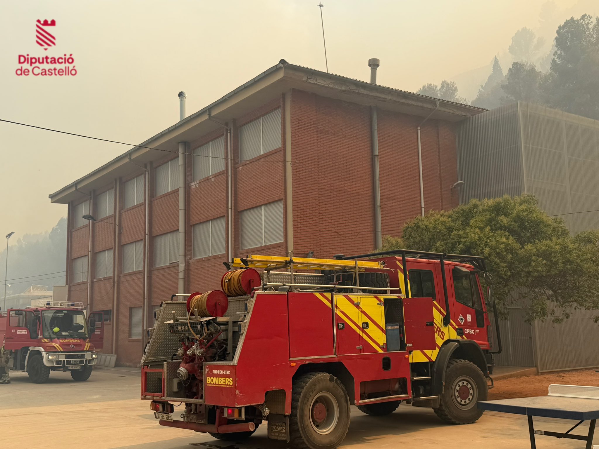 Los bomberos luchan para que el #IFVallDUixo no entre al casco urbano de la Vilavella 3 HOFYB8wWcAAqKSd