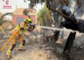 Los bomberos luchan para que el #IFVallDUixo no entre al casco urbano de la Vilavella 11 Un operativo masivo de más de 300 efectivos y 14 medios aéreos lucha contra el virulento incendio de Vall d'Uixó