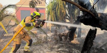 Un operativo masivo de más de 300 efectivos y 14 medios aéreos lucha contra el virulento incendio de Vall d'Uixó