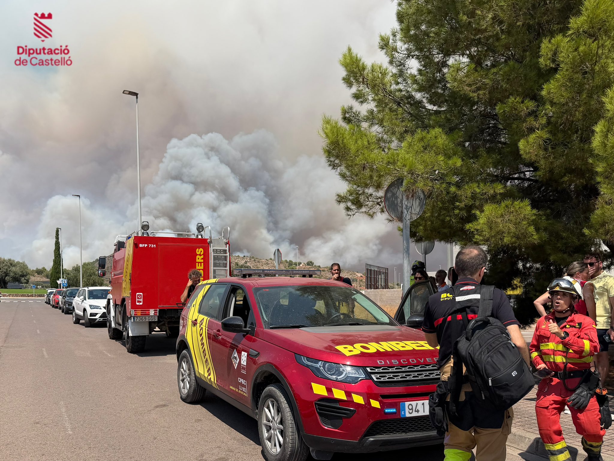Los bomberos luchan para que el #IFVallDUixo no entre al casco urbano de la Vilavella 2 HOFYB8zWIAAES44