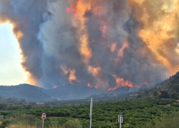 El incendio de la Vall d'Uixó avanza sin control por la Sierra de Espadán
