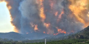 El incendio de la Vall d'Uixó avanza sin control por la Sierra de Espadán
