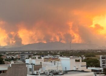 El fuego arrastra a más municipios de la Serra d'Espadà: se ordenan nuevas evacuaciones y el confinamiento de Bechí