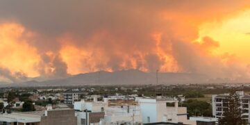 El fuego arrastra a más municipios de la Serra d'Espadà: se ordenan nuevas evacuaciones y el confinamiento de Bechí