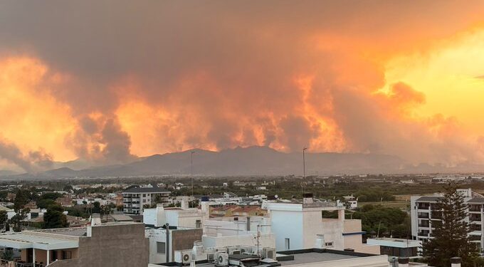 El fuego arrastra a más municipios de la Serra d'Espadà: se ordenan nuevas evacuaciones y el confinamiento de Bechí