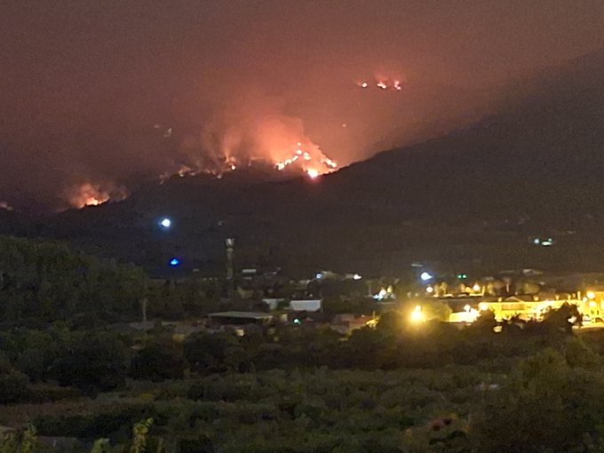 El incendio de la Serra d'Espadà se descontrola: más de 6.500 hectáreas quemadas y 75.000 personas afectadas 9 HOLnmtjWkAACsWt