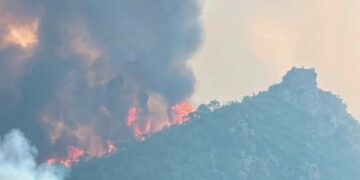 El incendio de la Sierra de Espadán arrasa ya 7.500 hectáreas y mantiene en vilo al interior de Castellón
