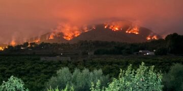 El incendio de la Serra d'Espadà afronta otra noche crítica de fuego: frentes activos en eslida, El Montí, Alcudia de Veo y Ahín