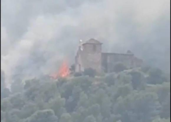 El fuego toca las puertas de la Ermita de Santa Bárbara en Onda: El #IFVallDUixó ya afecta a más de 8.500 hectáreas