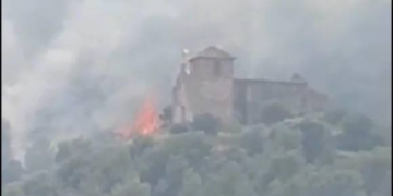 El fuego toca las puertas de la Ermita de Santa Bárbara en Onda: El #IFVallDUixó ya afecta a más de 8.500 hectáreas