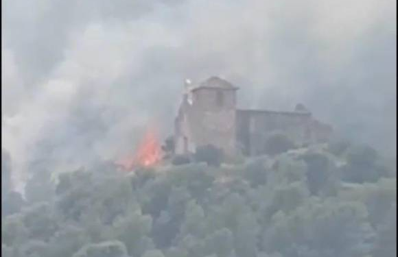 El fuego toca las puertas de la Ermita de Santa Bárbara en Onda: El #IFVallDUixó ya afecta a más de 8.500 hectáreas