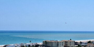Nuevos vertidos de aguas sin depurar de l'Albufera en las playas del Perellonet y El Perelló