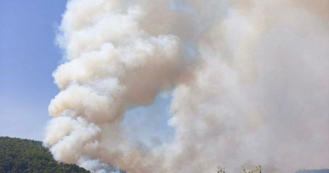 El incendio de la Vall d'Uixó, perimetrado pero no controlado