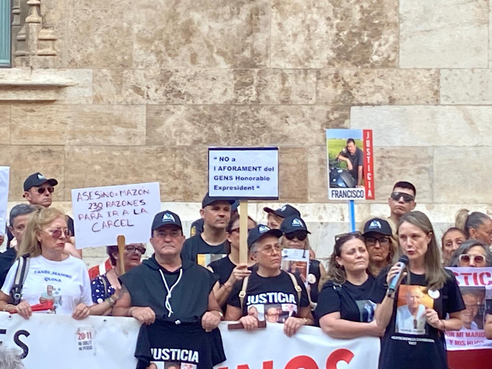 Un velatorio simbólico ante el Palau de la Generalitat exige la dimisión de Mazón 21 meses después de la DANA 2 HOarJMYWcAA OUu