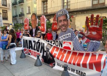 Un velatorio simbólico ante el Palau de la Generalitat exige la dimisión de Mazón 21 meses después de la DANA
