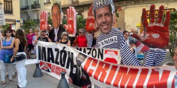Un velatorio simbólico ante el Palau de la Generalitat exige la dimisión de Mazón 21 meses después de la DANA