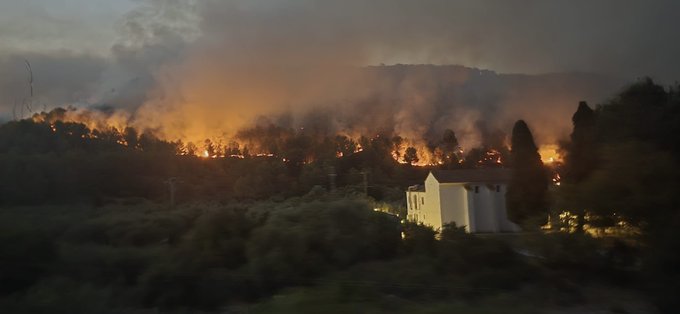 El incendio de la Vall d'Uixó, perimetrado pero no controlado 2 HObISvVXcAI8be7
