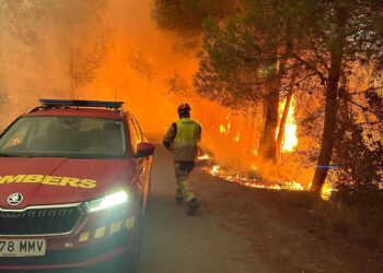 La mejora del incendio de la Vall d'Uxó permite el regreso de 1.800 vecinos a Alfondeguilla, Suera y Chóvar, mientras la Guardia Civil estrecha el cerco a dos focos intencionados