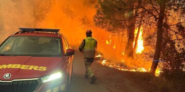 La mejora del incendio de la Vall d'Uxó permite el regreso de 1.800 vecinos a Alfondeguilla, Suera y Chóvar, mientras la Guardia Civil estrecha el cerco a dos focos intencionados