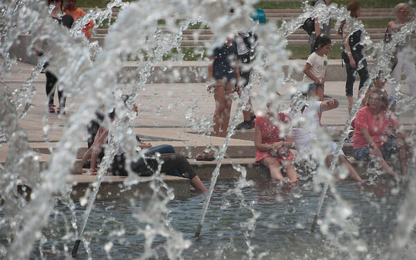 El interior de Valencia y Alicante supera los 40 grados mientras Aemet alerta de tormentas para este sábado 1 Hoy ha llegado a Espana la primera ola de calor del verano con maximas por encima de los 40 grados