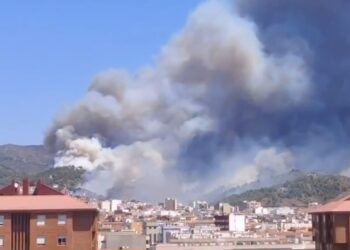 Preocupación en la Vall d'Uixó: el incendio se descontrola y pasa a ser forestal con la activación de la Situación 1 del PEIF