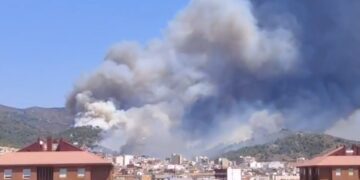Preocupación en la Vall d'Uixó: el incendio se descontrola y pasa a ser forestal con la activación de la Situación 1 del PEIF
