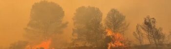 13 medios aéreos tratan de contener el Incendio Forestal de Soneja para que no penetre en la Serra d'Espadà