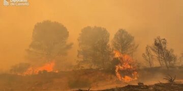 13 medios aéreos tratan de contener el Incendio Forestal de Soneja para que no penetre en la Serra d'Espadà