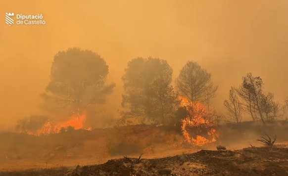 13 medios aéreos tratan de contener el Incendio Forestal de Soneja para que no penetre en la Serra d'Espadà 1 13 medios aéreos tratan de contener el Incendio Forestal de Soneja para que no penetre en la Serra d'Espadà